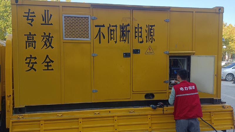 钢城柴油发电机组和UPS电源配合使用时，如何避免切换过程中的电力中断？